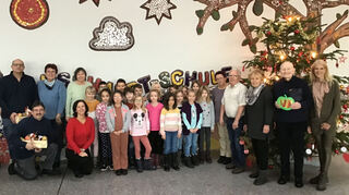 Bernd Brenner (v. l.), Harry Wetzlar, Renate Hettwer, Dagmar Engelhardt, Lehrerin Stefanie Friedrich mit der Klasse 2c, Ursel und Erich Brenzinger (VdK), Renate Schöner (Awo), Rolf Heidemann und Rektorin Christiane Harz bei der Spendenübergabe.