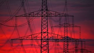 Strom wird produziert, ins Stromnetz eingespeist und über Stromleitungen transportiert.