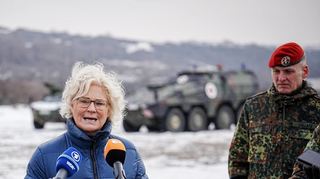 Verteidigungsministerin Christine Lambrecht – hier bei einem Besuch in Lest (Slowakei) – steht in der Kritik.