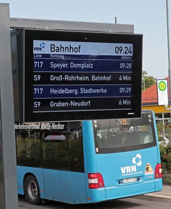 METADATEN aus dem DC-Upload-Tool:

Bildtext: Neulußheim, Zwischen Bahnhof und Netto, digitale Anzeige für die VRN_Linien, 29.06.2022, Bild: Lenhardt

Hochgeladen von:
Norbert & Dorothea Lenhardt / SZ Freie Mitarbeit (doro-lenhardt@t-online.de)

Bildrechte:
1.) Ich bin berechtigt, die hochgeladenen Bilder der Mediengruppe Dr. Haas GmbH zur Verfügung zu stellen. Die Bilder dürfen in den gedruckten Ausgaben des "Mannheimer Morgen", "Südhessen Morgen", "Bergsträßer Anzeiger", "Schwetzinger Zeitung/Hockenheimer Tageszeitung" sowie "Fränkische Nachrichten" inklusive deren Internetauftritte (www.mannheimer-morgen.de, www.bergstraesser-anzeiger.de, www.schwetzinger-zeitung.de und www.fnweb.de)
2.) Es wird ein vollumfängliches einfaches Nutzungsrecht ohne zeitliche Beschränkung eingeräumt.
3.) Ich versichere, dass die abgebildeten Personen einer entsprechenden Veröffentlichung zugestimmt haben. Die Bilder dürfen bearbeitet und archiviert werden.

4.) Die Bilder dürfen in Social-Media-Kanälen wie Facebook und Instagram genutzt werden.

Nutzung: Kostenpflichtig nutzbar

ID im DC-Upload-Tool: 22336