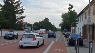 Das Schild fordert noch freiwillige Tempo 30 – nun haben es Bürger im zweiten Anlauf geschafft, dass die Gemeinde einen entsprechenden Antrag stellt, die Nord-Süd-Achse mit einem Tempolimit zu versehen.
