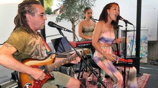 Aus der Corona-Zwangspause entstanden und für Mike Frank in vielerlei Hinsicht ein Glücksfall: Die Formation „Frank Family“ mit seiner Frau Christin Kieu (r.) und Tochter Sabah, hier im August im Stadthallen-Innenhof, ist sehr gefragt.