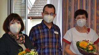 Sonja Nirmaier (v. l.), seit 20 Jahren im Haus und zwischenzeitlich Pflegedienstleitung, Heimleiter Hübl und Lilia Tempel bei der Ehrungsveranstaltung im Seniorenheim.