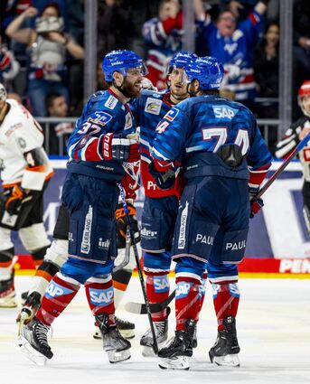 Jubel nach dem 2:1 für die Adler durch Thomas Larkin.