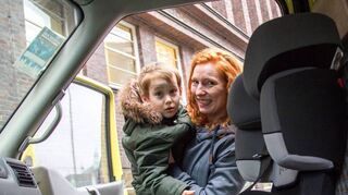 Zwar gilt die Rückbank für Kinder als der sicherere Platz zum Mitfahren, aber auch vorn ist grundsätzlich die Mitnahme erlaubt.