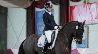 Eine Olympiateilnehmerin beim 26. Drei-König-Hallenturnier in Eppelheim: Hayley Beresford gewinnt mit „Kwintus“ die Dressurprüfung Klasse M**.