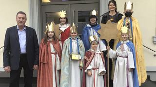 Den Segen ins Neulußheimer Rathaus gebracht: Die Sternsinger und ihre Begleiterin Diana Staiger (r. hinten) werden von Bürger-meisterstellvertreter Heinz Kuppinger (l.) begrüßt, der sich über ihren Segensspruch freut.