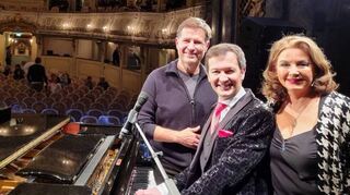 Erich Furrer (v. l.) und seine Frau, die Schauspielerin Gabriela Benesch, hatten die Idee zur Udo Jürgens Story, die Sänger und Pianist Alex Parker musikalisch fantastisch ausfüllt. Das Foto entstand in der Pause der ausverkauften Auftaktshow im Rokokotheater in Schwetzingen.