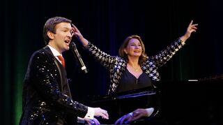 Die Udo Jürgens Story lebt dank fantastischer Musik von Alex Parker und der schönen Erzählungen von Gabriela Benesch.