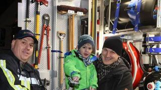 Lars Hoffmann und die Feuerwehr zeigen ihre neuesten Fahrzeuge: Oskar ist mit Papa Jan Ranglack ganz begeistert.