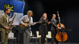 Musikschulleiter Philipp Wolfart (r.) versüßt den Abend mit Seyda Sibel, Kevin Holloway und Carl Krämer musikalisch: Michael Jacksons „Human Nature“, „Sunny“ (Bobby Hebb) und „Mercy Mercy Me (The Ecology)“ von Marvin Gaye.