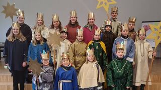 Einfach goldig! Die Sternsinger freuen sich auf ihren Einsatz.