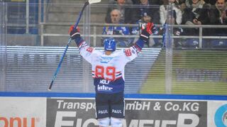 Spieler des Spiels: Mannheims David Wolf lässt sich nach seinem dritten Treffer des Abends feiern.