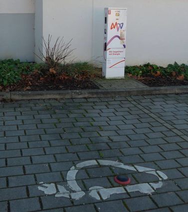 Bereits 2016 wurde die Ladestation beim Rathaus eingeweiht, eine öffentliche Ladesäule mit zwei Anschlüssen.