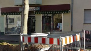 Mit der kleinen Baustelle vor dem „Blütenmehr“ in Rohrhof wird gerade ein Bereich für eine Ladestation mit Parkplatz für Elektroautos vorbereitet.