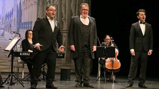 Georgios Filadelfefs (v. l.), Dimitar Zashev und Aleksandar Krunev gestalten gemeinsam mit dem Instrumentalensemble den Konzertabend im Rokokotheater.
