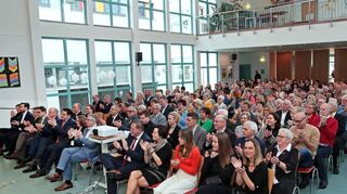 In der Aula der Lußhardtschule haben sich rund 200 Gäste, ob aus dem Ort, den Nachbargemeinden oder als Bürgervertreter im Landtag, beim Neujahrsempfang versammelt.