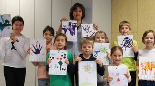 Beim Ferienprojekt „Malen, Drucken, Ausprobieren“ der Jugendkunstschule lassen zehn Kinder im Alter von sechs bis elf Jahren ihrer Fantasie freien Lauf.