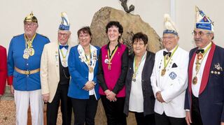Die Vereinigung Badisch-Pfälzischer Karnevalsvereine verleiht in ihrem Haus im Wartturm Speyer an verschiedene verdiente Karnevalisten mit dem Orden Goldener Löwe mit Brillanten ihre höchste Auszeichnung. Hier sind unter anderem Wolfgang Eichhorn (4. v. l.) vom Plankstadter Carneval-Club, Annette Kühnle (r. daneben) von den Brühler Kollerkrotten, Angelika Bensemann (3. v. r.) vom KV „Die Käskuche“ Reilingen und Klaus-Peter Münch (2. v. r.)von der SCG Schwetzingen zu sehen.