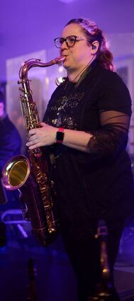 Während des Auftritts ist Angela Weiss am Saxofon zu bewun-dern.