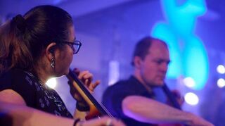 Valeria Lo Giudice (l.) und Manuel Löw sorgen als Cellisten im dreiteiligen Set der Band für ein fülliges Arrangement.