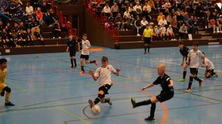 Das Team des SV Sandhausen stellt mit Ilias Boufhia (l.) den besten Torhüter des U13 Masters in Ketsch. Letztlich müssen sich der Keeper und seine Teamkameraden allerdings nach dem 4:5 nach Elfmeterschießen im Spiel um Platz drei gegen die TSG 1899 Hoffenheim mit dem vierten Rang begnügen.