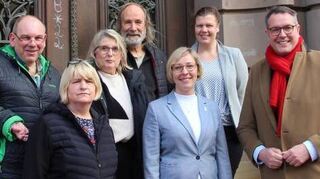 Arbeitsminister Alexander Schweitzer (r.) mit OB Stefanie Seiler, Katja Gerwig sowie Vertretern des Betriebsrats und des Gewerkschaftsbunds.