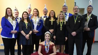 Die „Kollerkrotten“ aus Brühl erhalten besonders viele Goldene Löwen (v. l.): Rebecca Seppich-Polauer, Daniel Kühnle, Sarah Kern-leitner, Nick Möltgen, Mareike Meininger, Niklas Geschwill, Sabrina Estelmann, Christina Röger, Jens Niederdräing, Mathias Kühn-le und Claudio Glässer – im Vordergrund sitzt „Kollerkrotten“-Prinzessin Michèle I. mit schimmerndem Diamant: