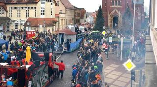 Lindwurm ist zu wenig, cooles Spektakel trifft es: Der erste Fasnachtsumzug der Region mit fantasievollen Kostümen, guter Laune und Feiervölkchen 2018.