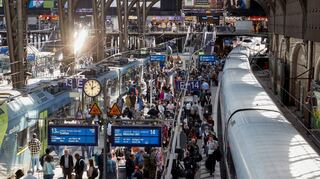 Wer häufig Bahn fährt, für den kann sich die Netzkarte, die BahnCard 100, lohnen. Sie muss jetzt aber immer im Voraus bezahlt werden.