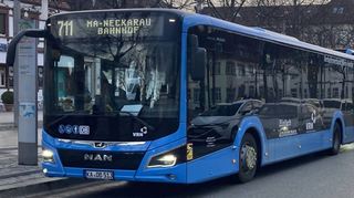 Der Stadtbus hält am Schlossplatz.