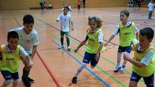 Die F-Jugend agiert mit fünf Feldspielern und einem Torhüter. Nicht selten sind schon gute Spielzüge zu erkennen.