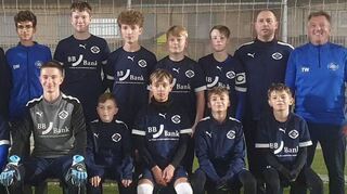 Die C-Jugend-Meistermannschaft der TSG Eintracht Plankstadt: Trainer Ersan Erol (hinten v. l.), Ferdinand Mitch, Miguel Stöhr, Lukas Heid, Dion Mustafa, Pascal Hack, Efe Kurtoglu, Erik Rumposch, Cedrik Seibert, Trainer Günther Seibert und Mario Müller, sowie Jonas Danz (vorne v. l.), Jesper von der Boyh, Levin Erol, Dominik Funk, Niclas Haasner, Luca Mayer, Gregory Müller, Felice Stumpf, Lennard Engelhardt. Es fehlt Paul Knuppertz.