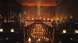 Ein Erlebnis für die Sinne ist das Angebot „Kirche im Kerzenschein“ in der Christkönigkirche mit mehr als 800 leuchtenden Kerzen. Die Lichter sind zu Ornamenten und Figuren arrangiert. In der Mitte steht mit Kerzen in hebräischer Sprache der Friedensgruß „Shalom“.