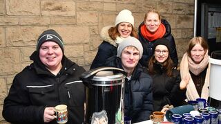 Begegnungen und Gespräche zum Abschluss vor der Kirche: Die Ministranten bieten auf dem Vorplatz den Besuchern Glühwein, Kinderpunsch und leckeres Gebäck an.