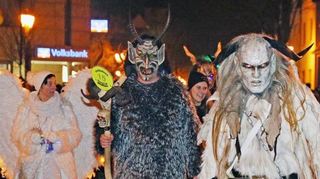 Beim zweiten Nachtumzug in der Gemeinde im Jahr 2017 waren diese schaurigen Gestalten unterwegs.