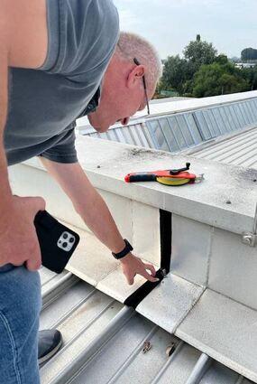 Architekt Eberhard Vögele überprüft ge-meinsam mit weiteren Sachverständigen das Kalzip-Dachsystem.