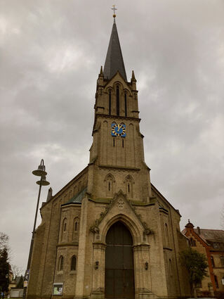 Die neogotisch katholische Schutzengelkirche im Herzen des alten Brühl mit ihrem 51 Meter hohe Turm wurde im März 1897 von Dekan Kilian Benz geweiht.