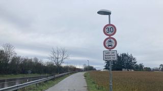 Blick von der anderen Richtung: Die Hardtwaldsiedlung liegt links davon, am Rande der Oftersheimer Felder sind die Hinweisschilder deutlicher sichtbar.