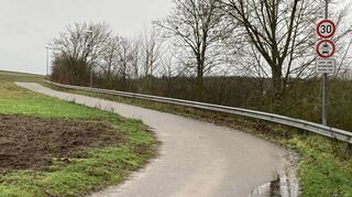 Diese Verkehrzeichen kommen erst 200 Meter hinter der Abzweigung links von der Mannheimer Straße: Der Wirtschaftsweg Richtung Schützenhaus verläuft parallel zur B291 und lädt trotz des Verbots für Pkws und Motorräder zum Schnellfahren ein. Ordnungsamt und Polizei haben sich der Sache angenommen.