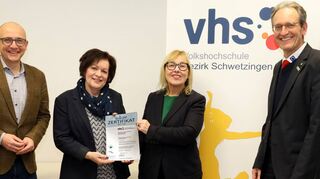 Freuen sich über das neue Zertifikat: Schwetzingens Oberbürgermeister und VHS-Vorsitzender, Dr. René Pöltl, VHS-Qualitätsbeauf-tragte Carmen Wachter, VHS-Leiterin Gundula Sprenger und Brühls Bürgermeister Dr. Ralf Göck, zweiter VHS-Vorsitzender.