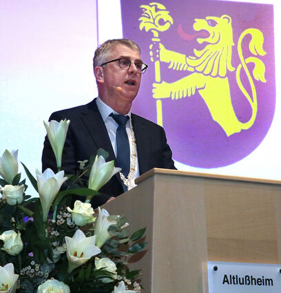 Bürgermeister Uwe Grempels hält seine Rede vor dem Altlußheimer Löwen, der zum Zeichen des Endes der Corona-Krise die Mund-Nase-Maske abgenommen hat.