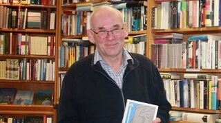 Cornelius Kieser in seinem Buchladen. (Archivbild)