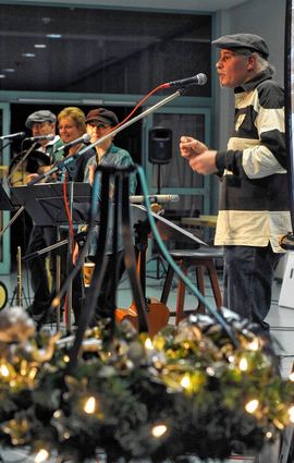 <p>"Out of the Green" nahmen die Besucher ihres Konzerts in der Aula der Lußhardtschule mit auf eine musikalische Reise durch Irland (v.l.: Michael Hay, Susanne Stader, Christel Tichter und Harry Arnold).</p>