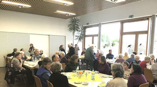 Die Senioren fühlen sich im evangelischen Gemeindehaus vom Ortsverein und Charly Weibel bestens unterhalten.