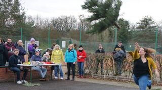 Der TCO startet mit dem Tannenbaumweitwurf traditionell ins Jahr. Yvonne Böhm wirft ihren Weihnachtsbaum 6,30 Meter weit und gewinnt bei den Damen.