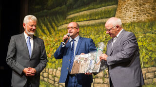 Die Verabschiedung von Bürgermeister Reinhart Franke (l.) 2015 in Weinböhla. Jens Geiß (M.) und Helmut Baust (r.) überreichen ihm ein Präsent.