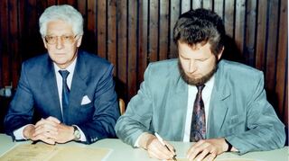 Die Unterzeichnung des Partnerschaftsvertrags erfolgt am 13. April 1991: Siegwald Kehder (l.) und sein damaliger Amtskollege Reinhart Franke.