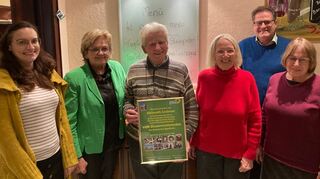Linda Uchlier (v. l.) und Christa Balling-Gündling gratulieren dem neuen Ehrenvorsitzenden der Eppelheimer Grünen, Helmuth Lechner, gemeinsam mit Doris Neuer-Schmittel, Marc Böhmann und Regina Czechanowski.