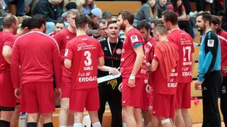 HG-Chef-Coach Christoph Lahme (Mitte) schwört sein Team auf die anstehende Partie gegen die SG Köndringen/Teningen ein – und würde sich dabei über mehr Fortune freuen als es bisher meist der Fall war.
